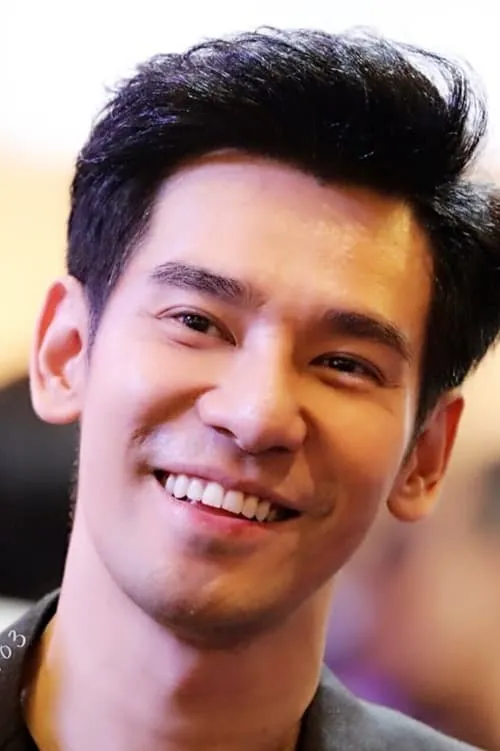 Porsch Apiwat Apiwatsayree interpretando a Sippakorn [Ai's father]