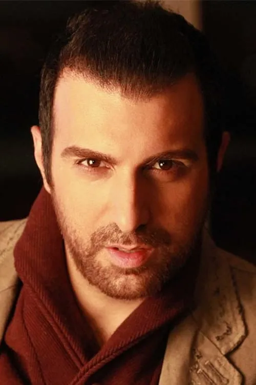 Poulad Kimiayi interpretando a