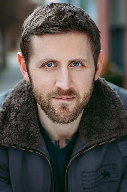 Primo Allon interpretando a Hayes