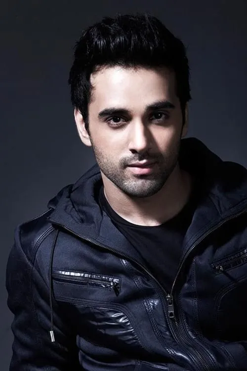 Manoj Bakshi ha trabajado con Pulkit Samrat en 1 ocasiones