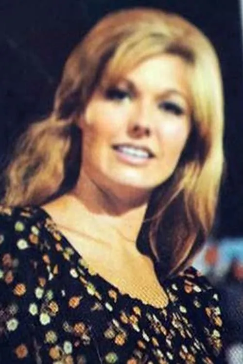 Puri Villa interpretando a Julia