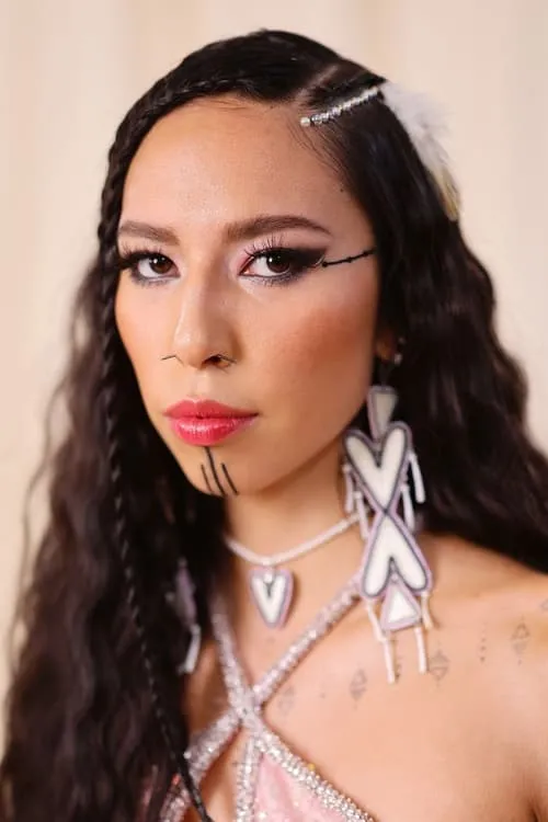 Winnie Harlow ha trabajado con Quannah Chasinghorse en 1 ocasiones