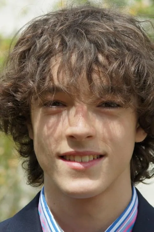 Quentin Grosset interpretando a Lucien