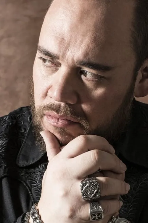 Quinn Kelsey interpretando a Schaunard