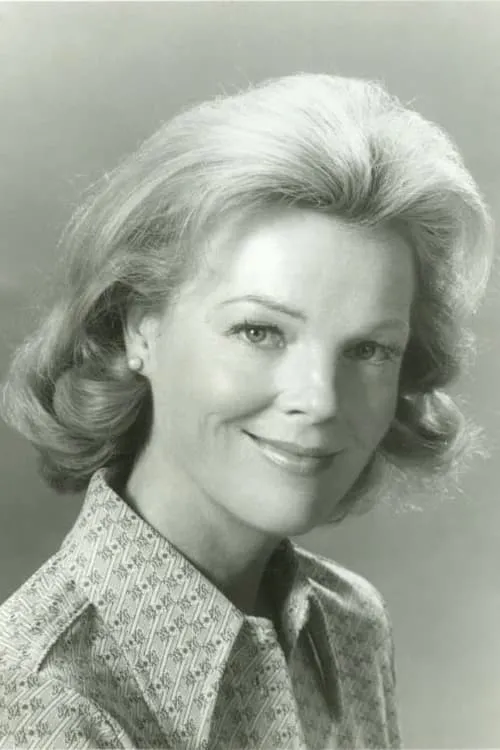 Rachel Ames interpretando a Alice