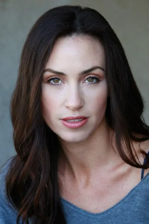 Rachel Barrer interpretando a Courtney