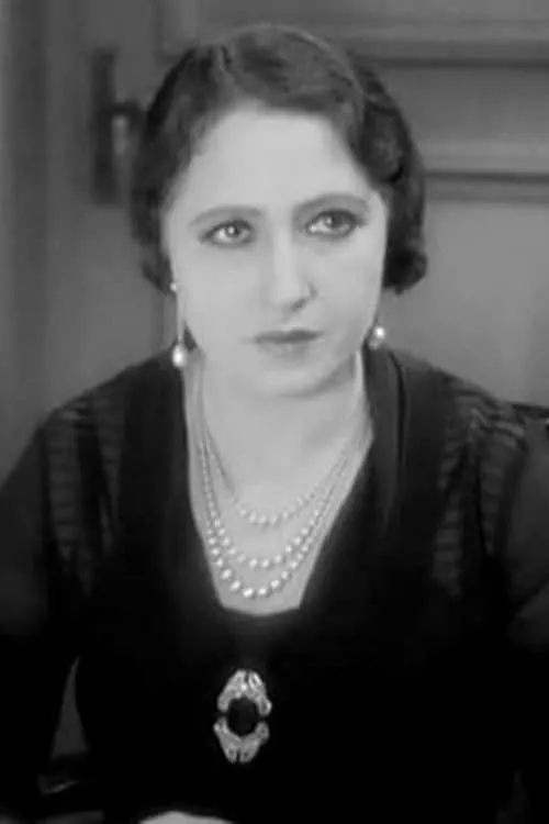 Rachel Devirys interpretando a