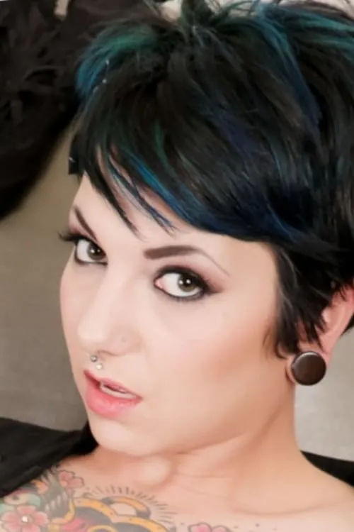 Rachel Ravaged interpretando a