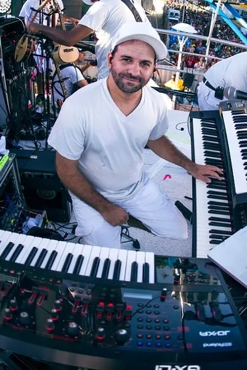 Radamés Venâncio interpretando a Self - Musician: Keyboard