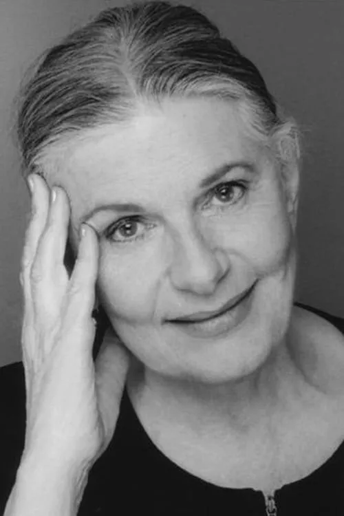 Rae Allen interpretando a Doctor Alma Burke