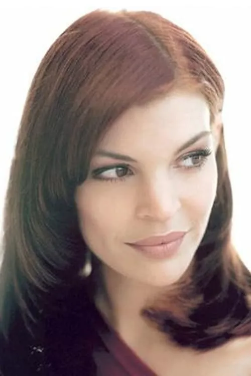 Rae Baker interpretando a Shinada