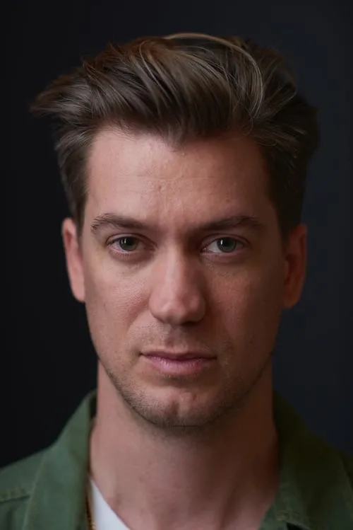 Rafael Casal interpretando a Kyle Contreras