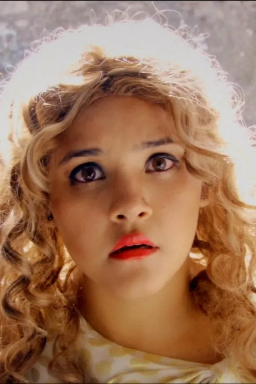 Rafaela Diógenes interpretando a Glória