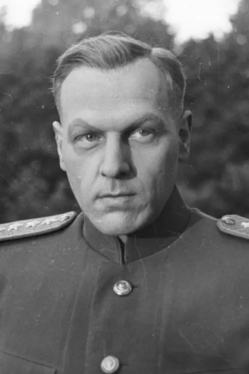 Rafał Kajetanowicz interpretando a Marshal Konstanty Rokossowski