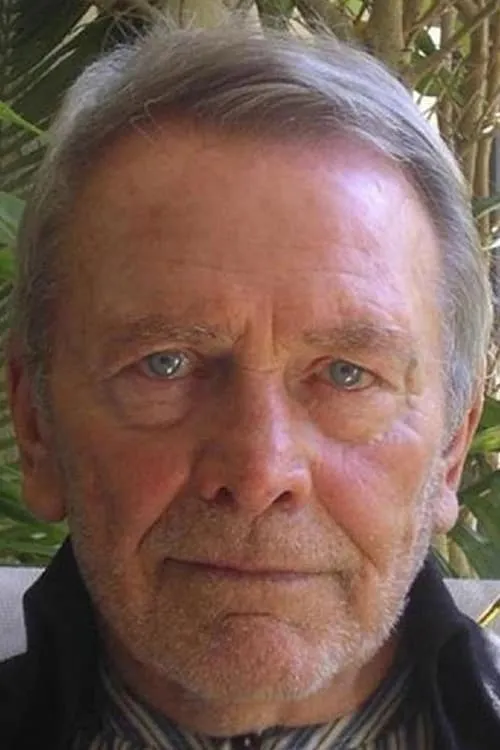 Ralph Cotterill interpretando a Fletcher