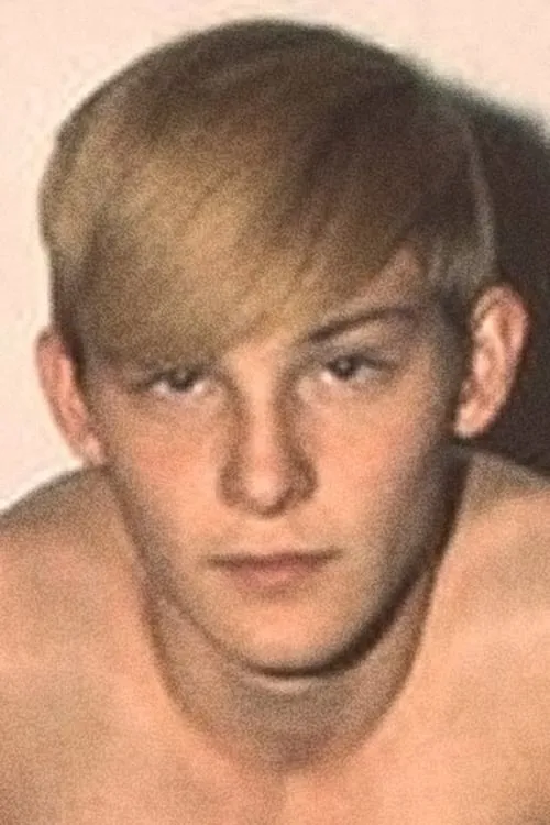 Ralph Martin interpretando a Guy In Bar