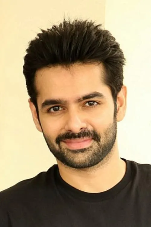 Ram Pothineni interpretando a Bhaskar Raju / Unknown Assassin