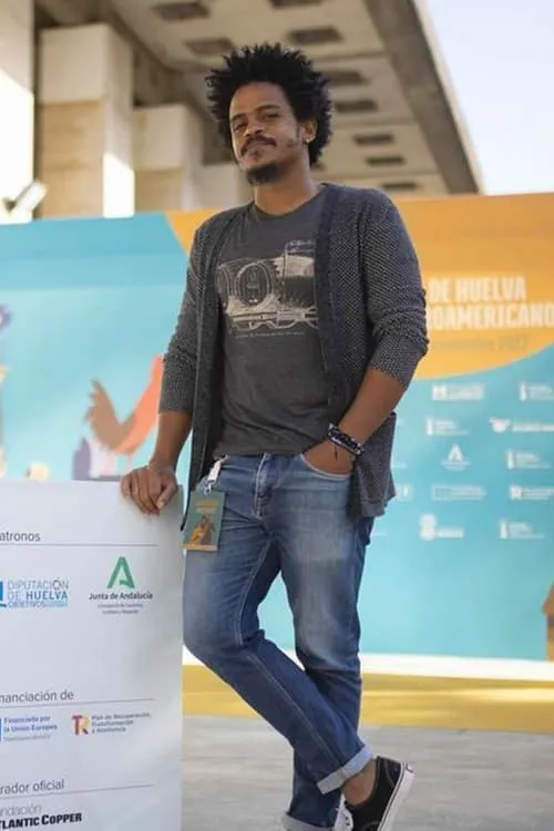 Ramón Emilio Candelario interpretando a Frank Gómez