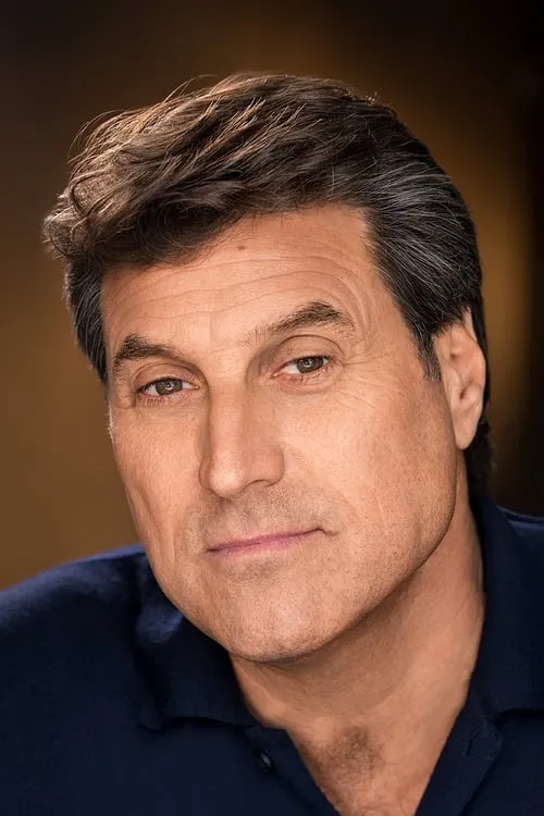 Ramy Zada interpretando a Festa