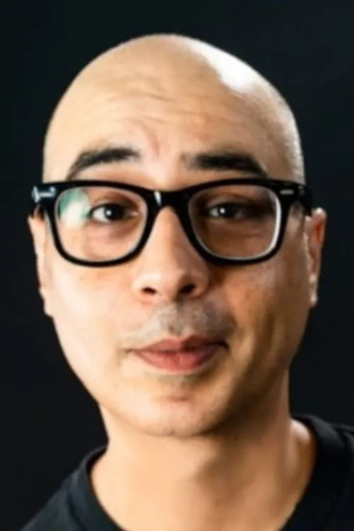 Ramzi Abed interpretando a Group Member