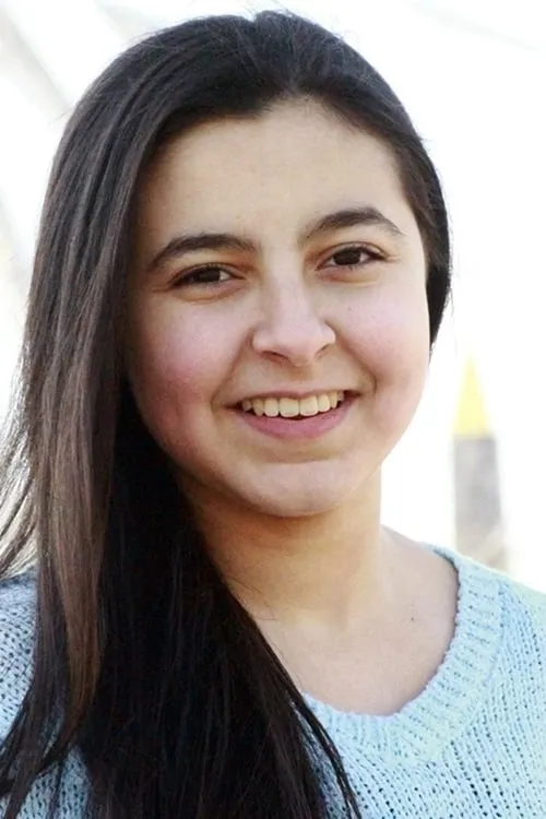 Rania Mellouli interpretando a Sarah (young)