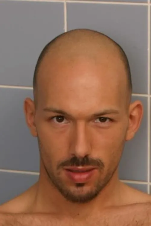 Raphaël Leban interpretando a