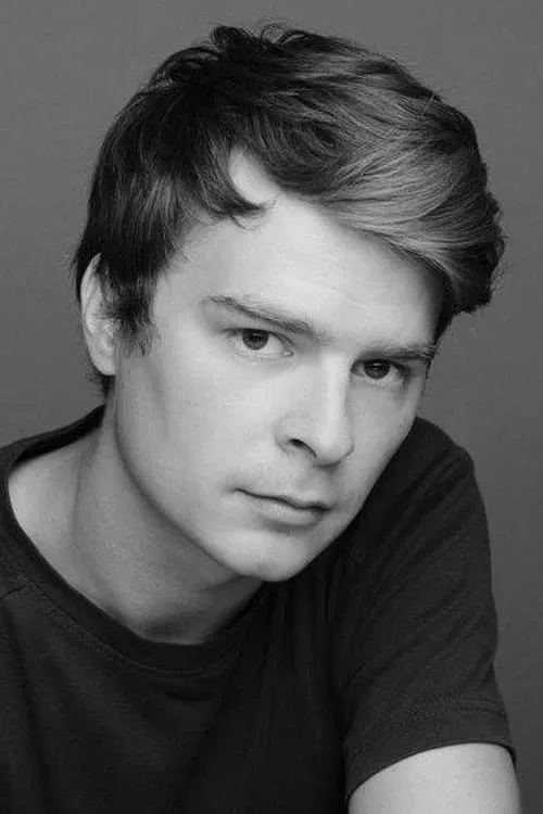 Raphaël Neal interpretando a Ludo