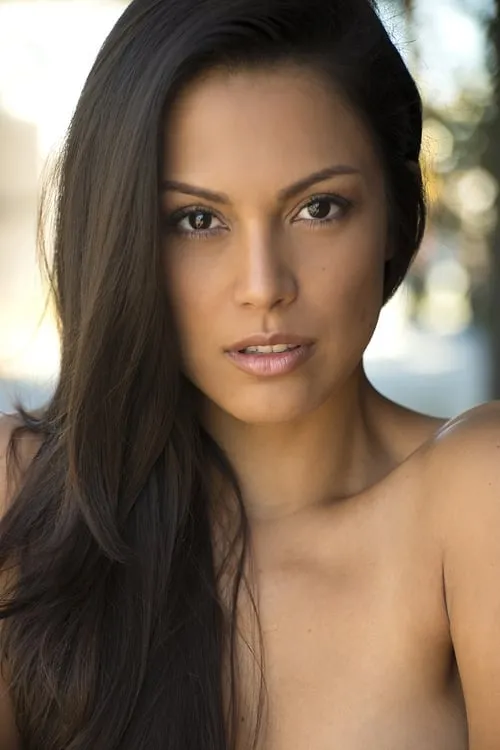 Raquel Pomplun interpretando a Leah