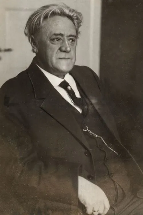 Rasmus Rasmussen interpretando a Erik Solbjør, lensmannen