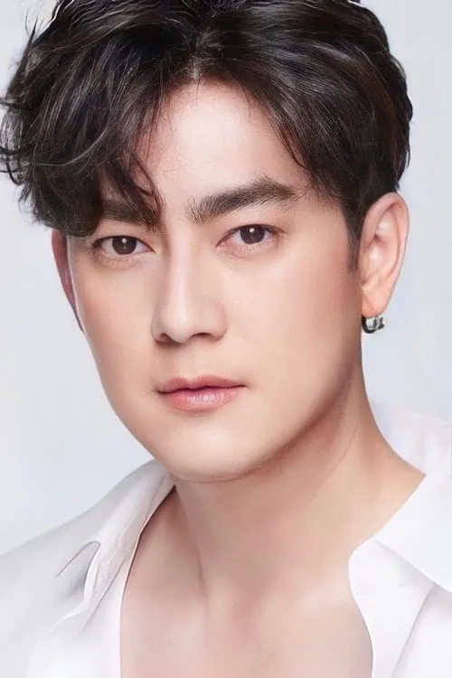 Rattapoom Toekongsap interpretando a Mangtra Bureng