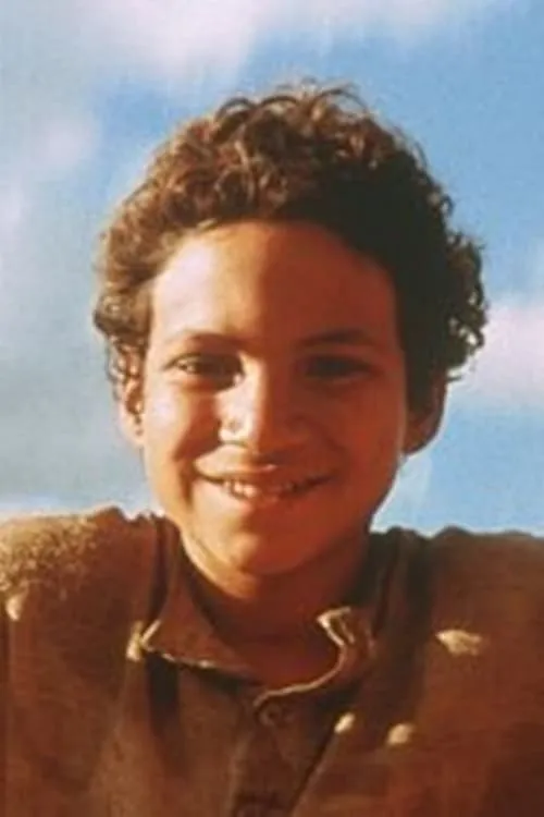 Ravi Ramos Lacerda interpretando a Antônio