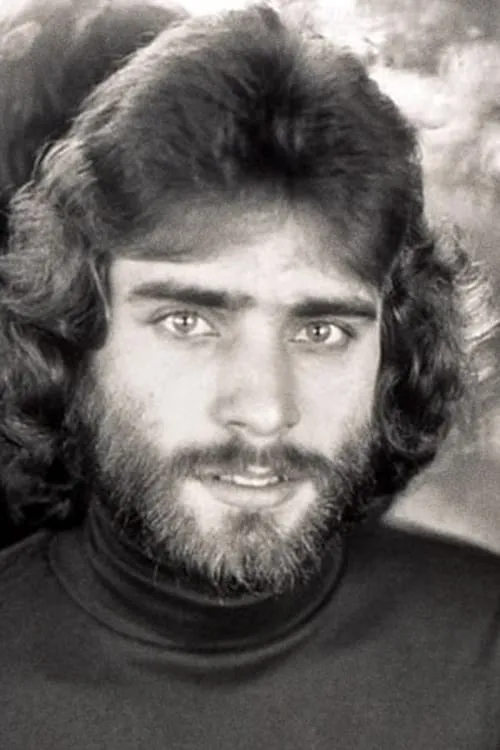 Ray Frank interpretando a (archive footage)