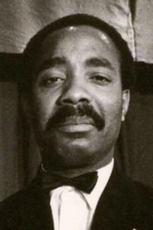 Raymond Aquilon interpretando a Frankie, guardian