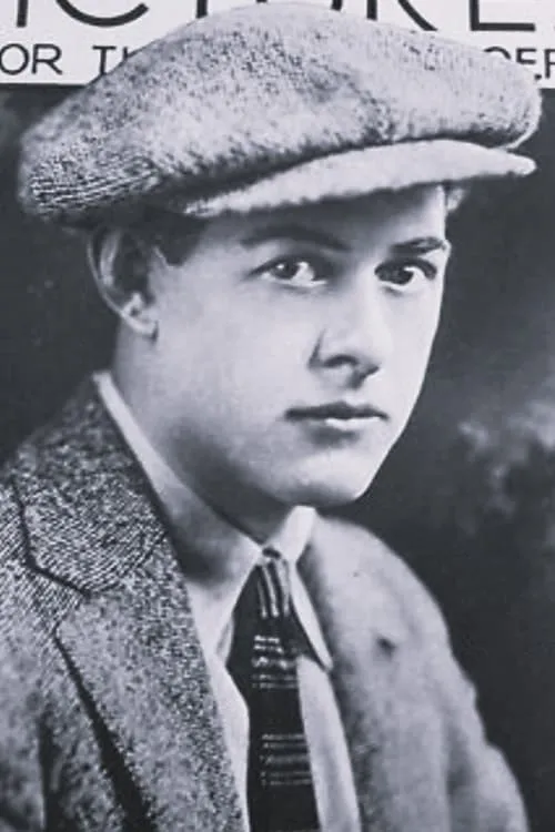 Raymond Cannon interpretando a Lon Kimball