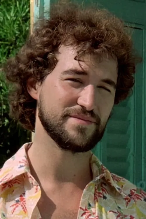 Raymond Hardy interpretando a José