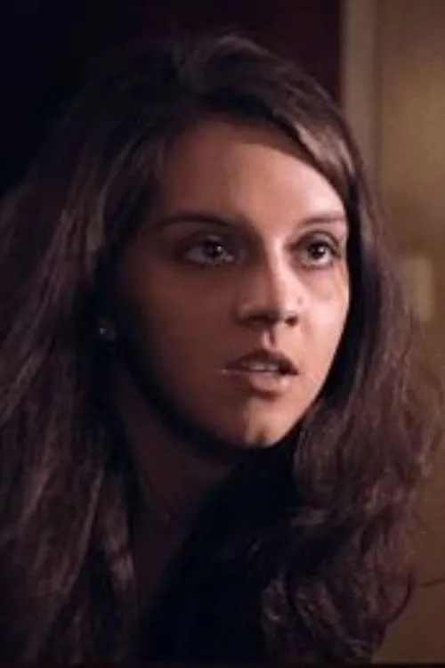 Rebecca C. Kasek interpretando a Jennifer