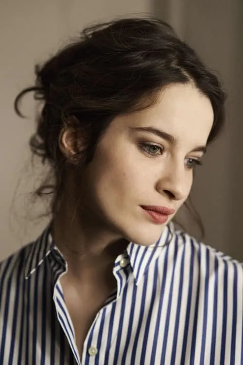 Rebecca Marder interpretando a Gabrielle Portefeux