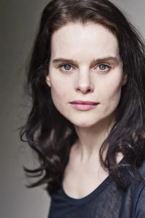 Rebecca Palmer interpretando a Rose