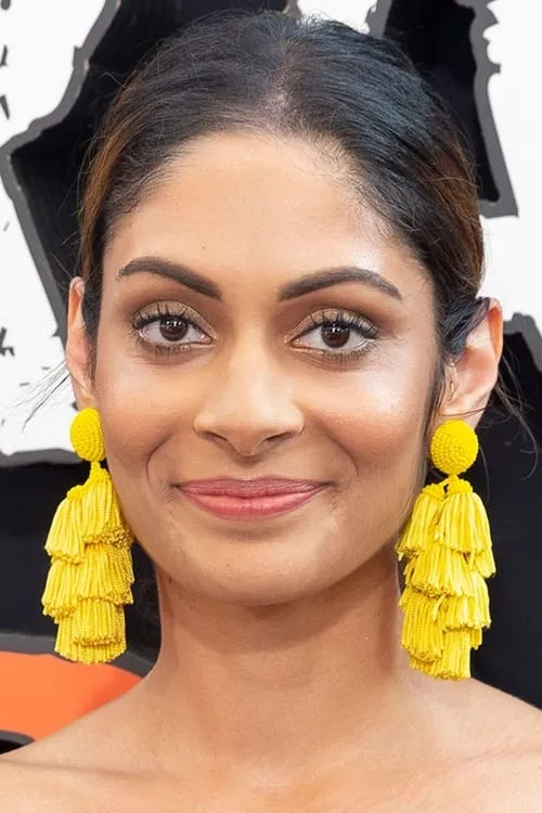 Reema Sampat interpretando a Elena Sutter