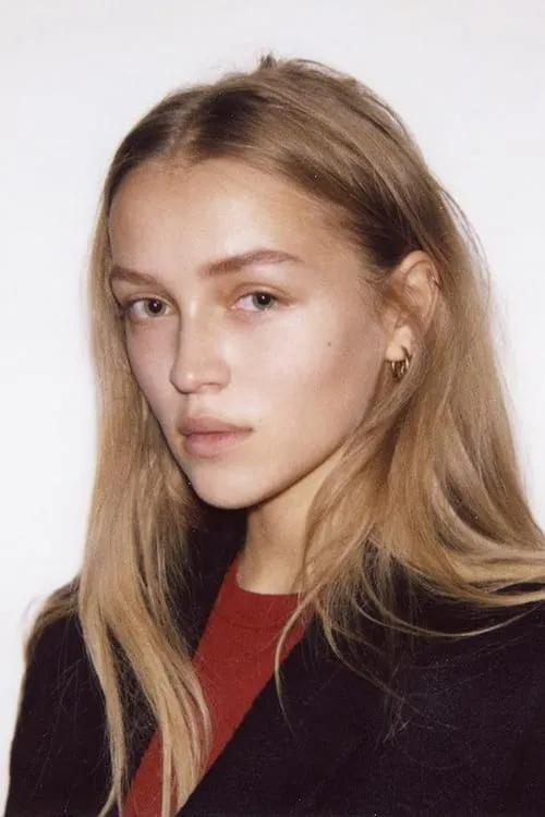 Regina Anikiy interpretando a Geneviève