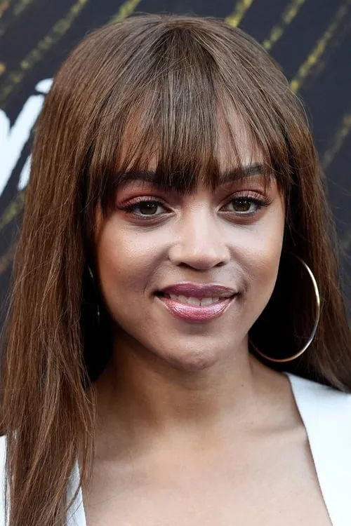 Reign Edwards interpretando a Britney