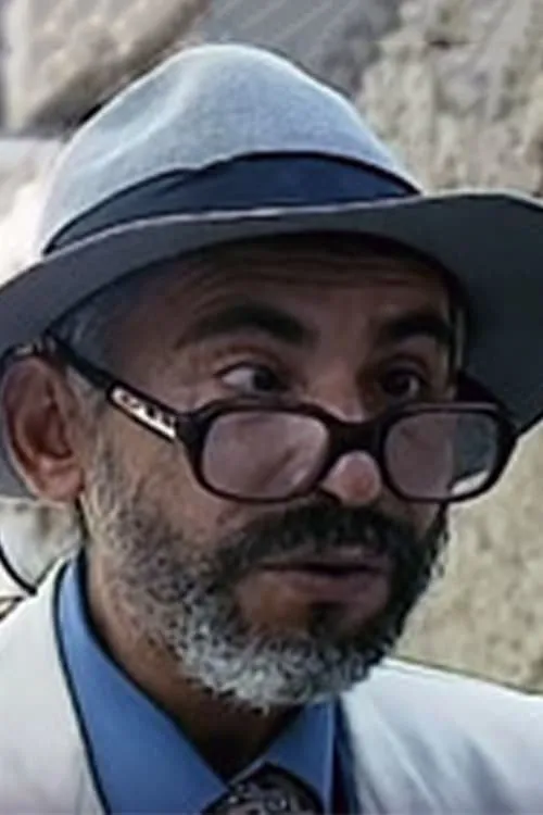 Remo Değerli interpretando a