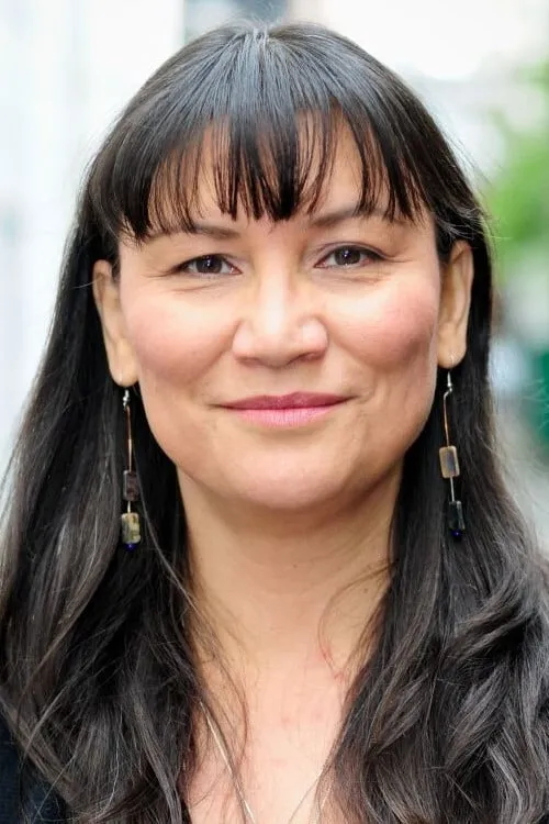 Renae Morriseau interpretando a Ella Lee Thompson