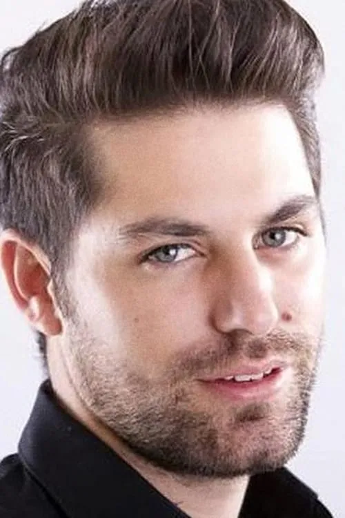 Renato López interpretando a Sandro