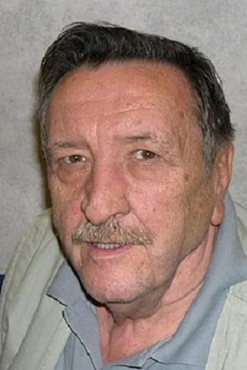 Renato Mori interpretando a Commissario Anzani