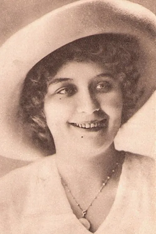 Renée Sylvaire interpretando a