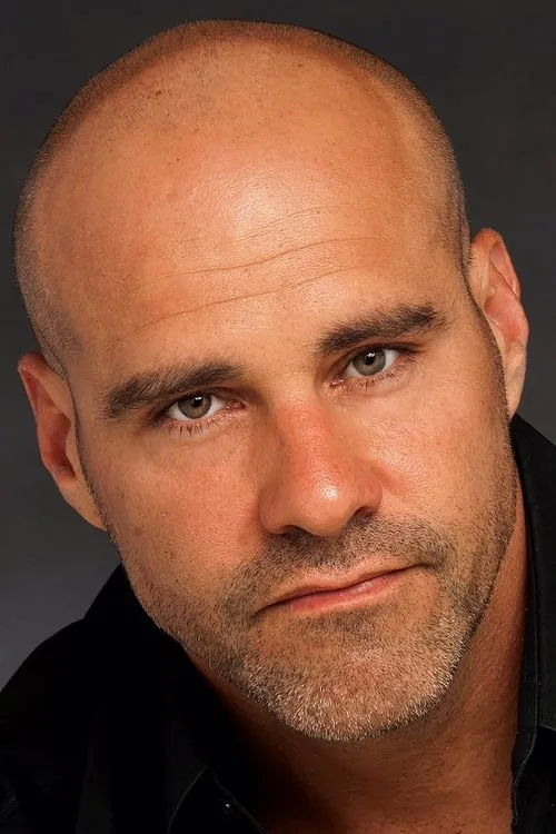 Rey Hernandez interpretando a Detective Ramos