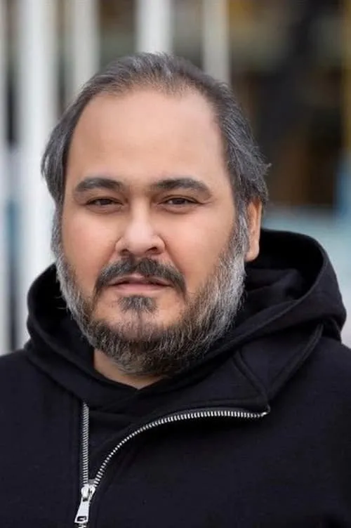 Reza Davoudnejad interpretando a 