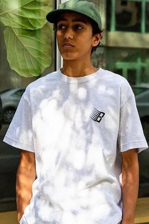 Rezza Honarvar interpretando a