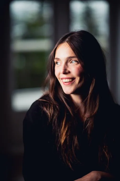 Rhiannon Morgan interpretando a Kay